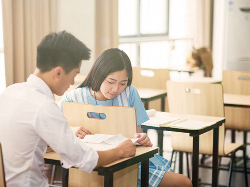 我要做一个自信的女孩作文（女生自信大方的小作文）